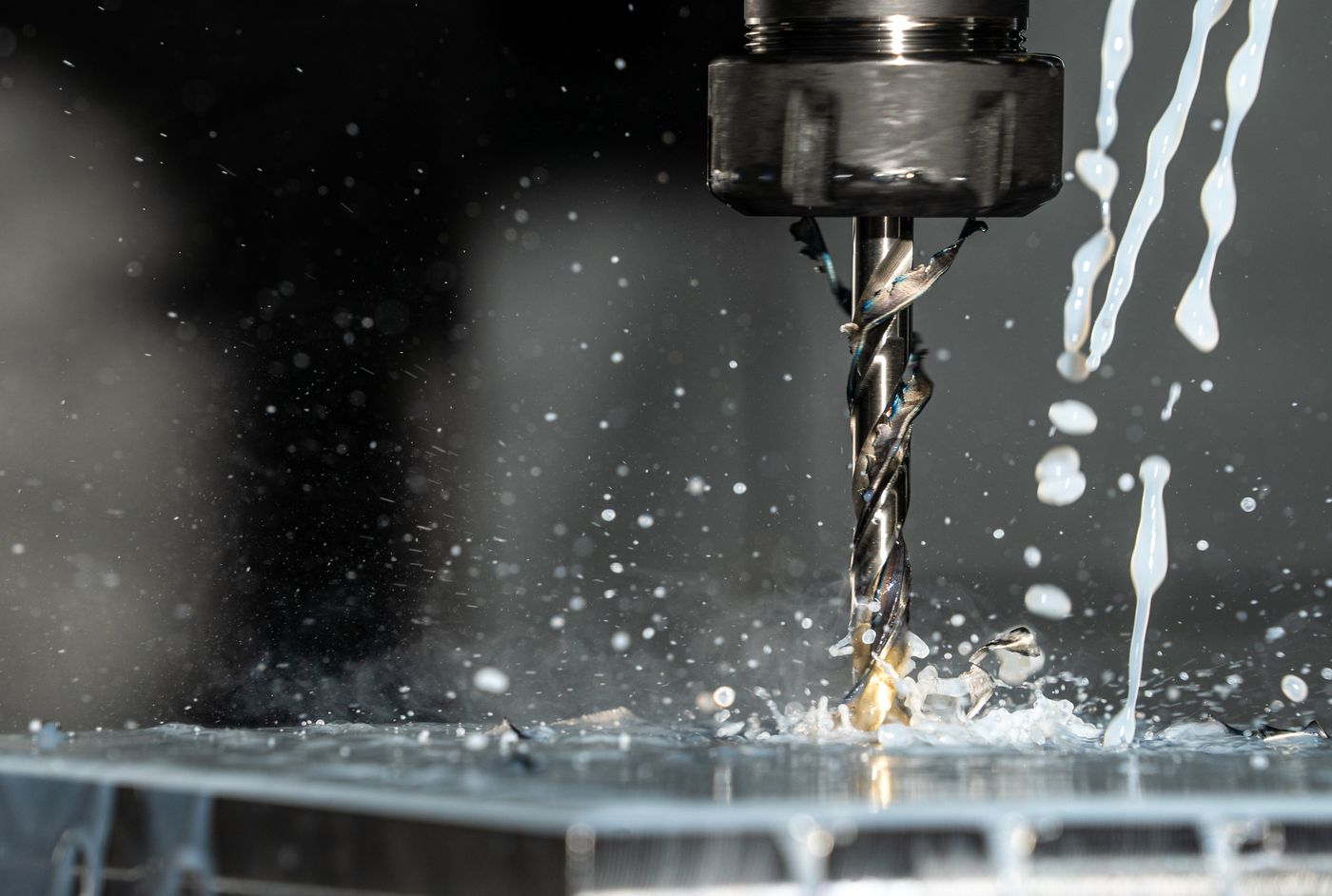 Fräswerkzeug einer CNC-Maschine unter Kühlwasser im Einsatz