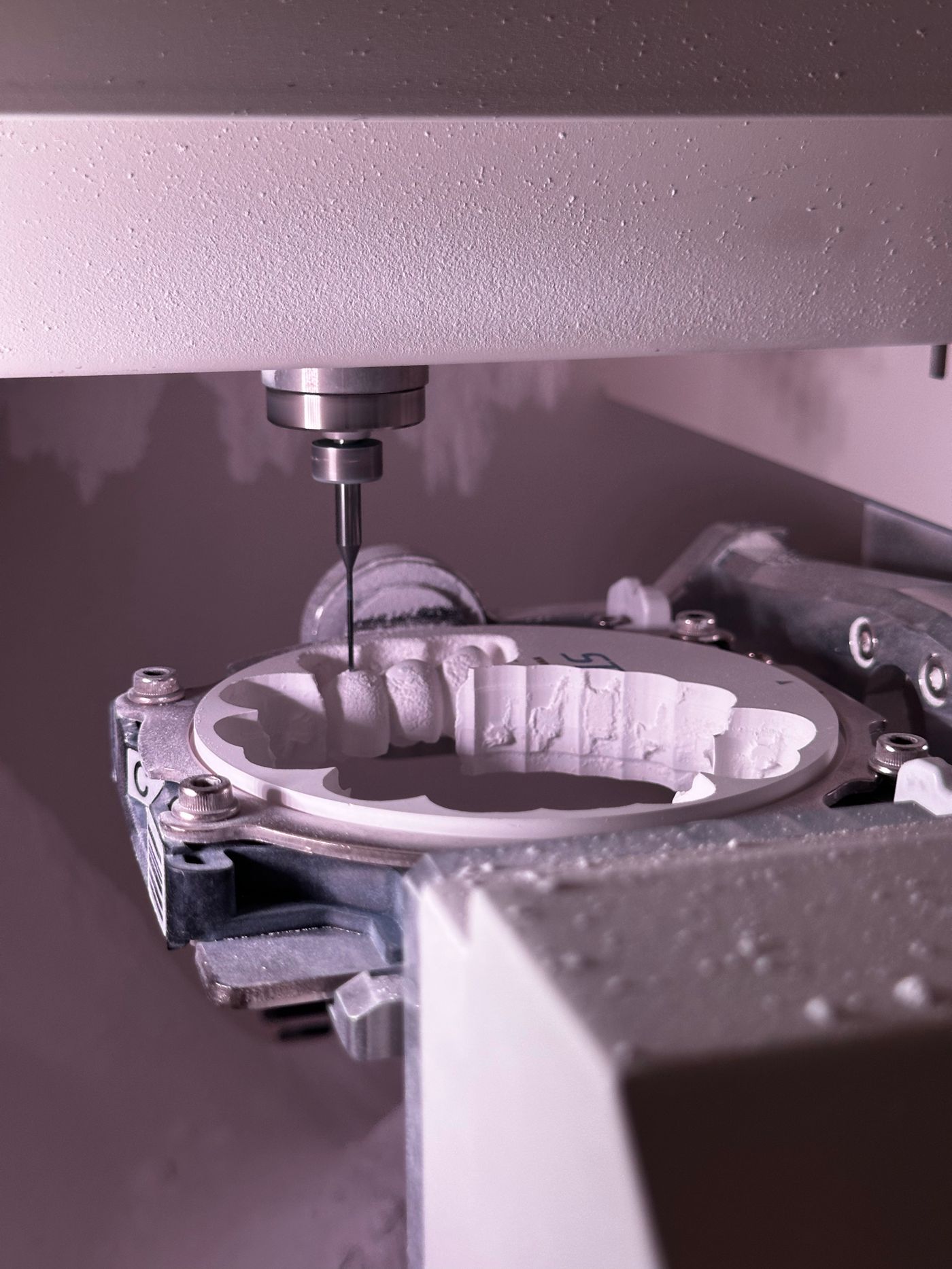 Fräsmaschine arbeitet eine Zahnreihe aus einem Rohling heraus