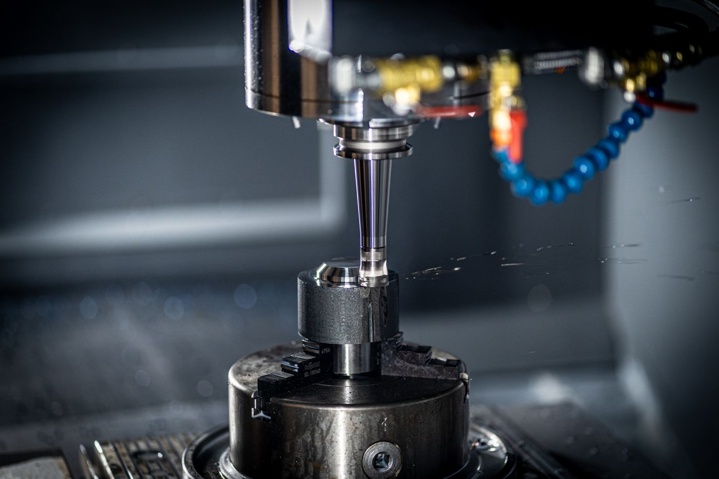 Präzisionsspindel einer Fräsmaschine bei der Metallbearbeitung