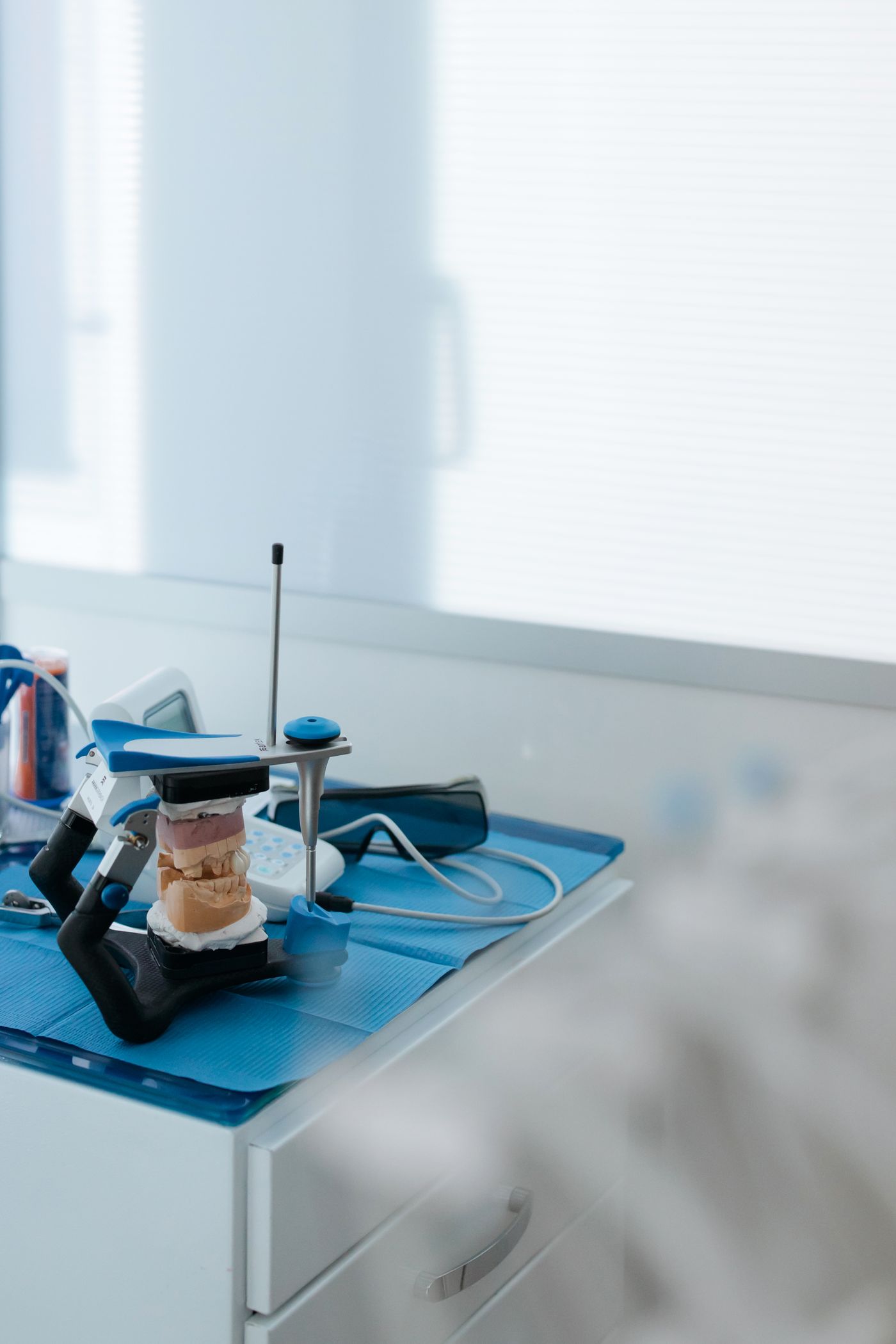 Artikulator mit Gipsmodellen auf einer Laborablage